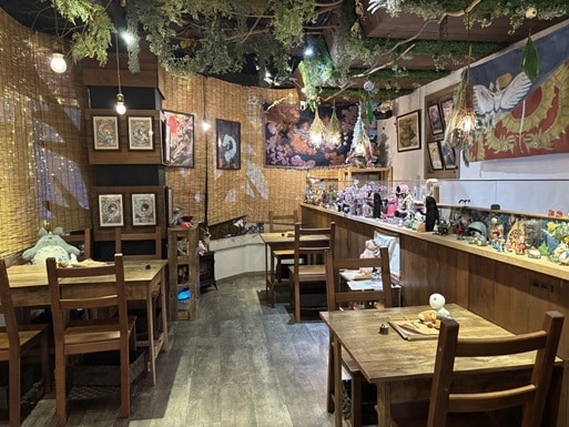 木目調の椅子とテーブルがあるカフェの店内