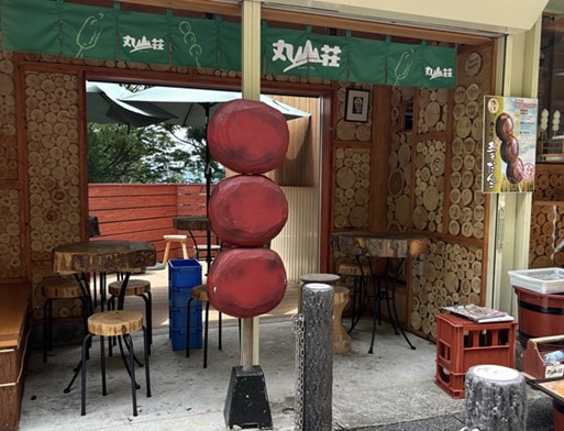 丸山荘の店の前にはだんごの大きなオブジェがある