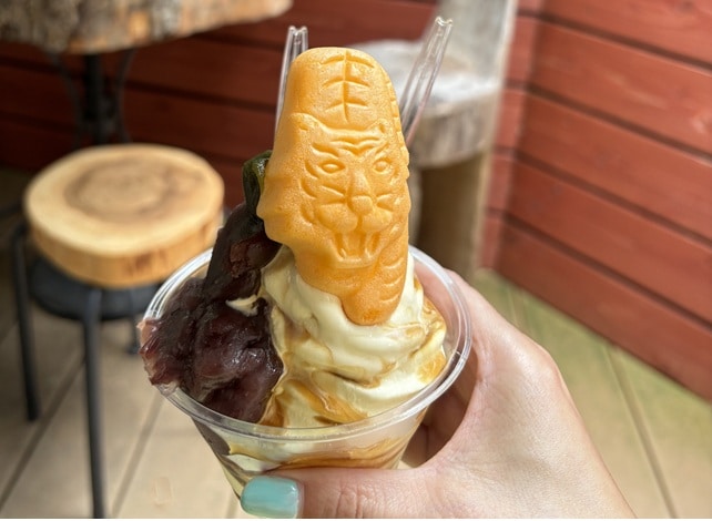 寅の形をモチーフにしたモナカがのったソフトクリーム