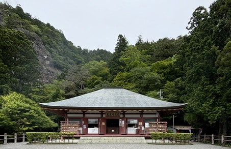 山の中にたたずむ鳳来寺の本堂