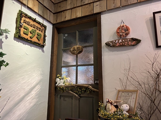 お店の入り口と看板
