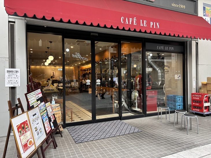 赤いテントのカフェの入り口