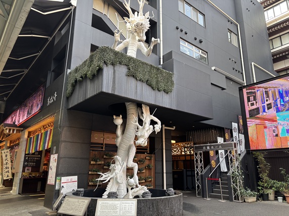 見上げるほど大きな白龍のモニュメント