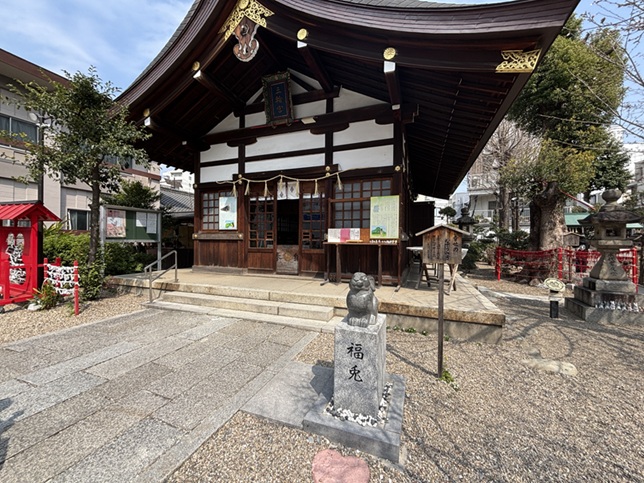 三輪神社の境内にあるウサギの石造