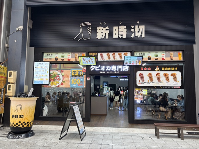 大きなタピオカジュースのオブジェがある店舗