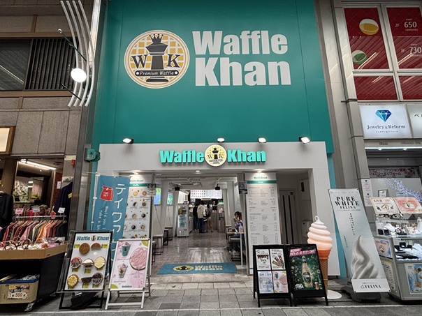 エメラルドグリーンの看板のワッフルカーンの店舗