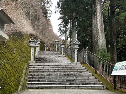 石段が続く参道