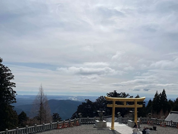 黄金の鳥居と絶景