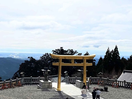 黄金の鳥居とその奥に広がる絶景