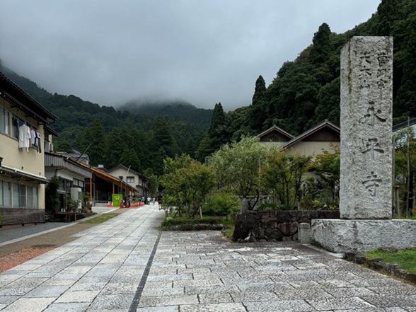 永平寺の参道と石像