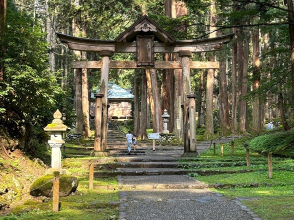 苔の参道の先にある二の鳥居