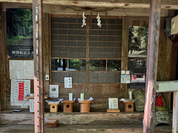 社務所とその前にお守りなどが置かれている