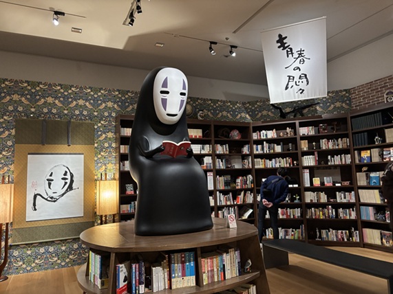 書斎の中央にカオナシが座って本を読んでいる