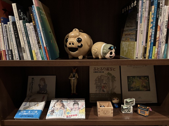 書棚に置かれているポルコのおもちゃ