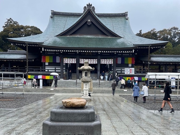 雨に濡れるご本堂