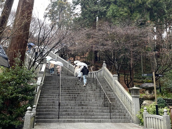本堂へ続く長い階段