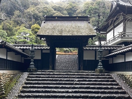 茅葺屋根の黒門