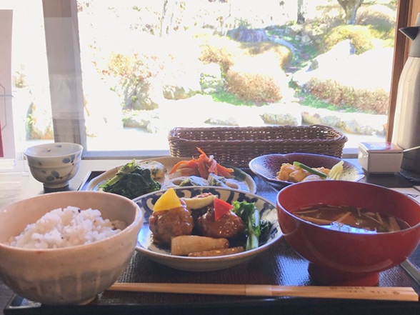 ランチセットとその向こうには庭が見える