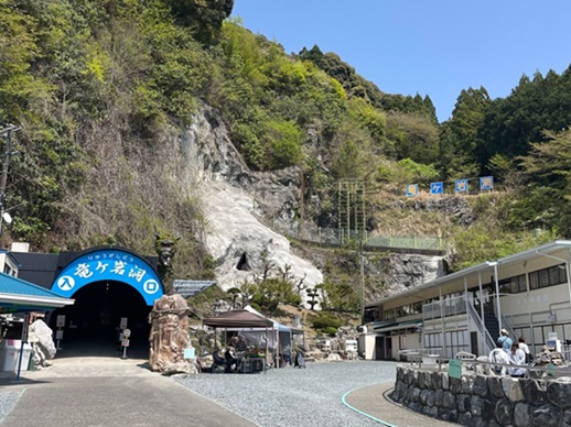 洞穴のような竜ヶ岩洞の入り口