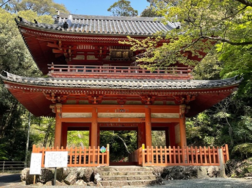 朱色の荘厳な山門