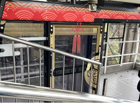 家康の家紋が入った神輿のようなロープウェイのゴンドラ