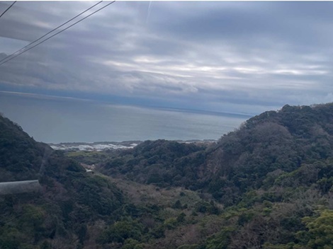 ロープウェイからは山の間から駿河湾が見える