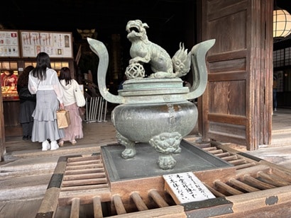 ご本堂の前にある賽銭箱の上には右足を玉にかける獅子がのっています