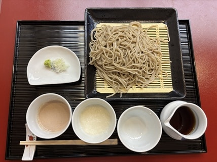 お盆に3種類のつゆとざるそばがのった「ごくらく」