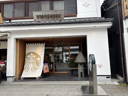 茶系にカラーリングされたスタバのお店