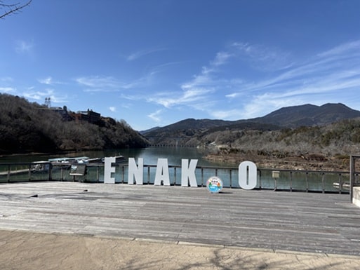 恵那峡のフォトスポットにはENAKOのアルファベットが並んでいる。