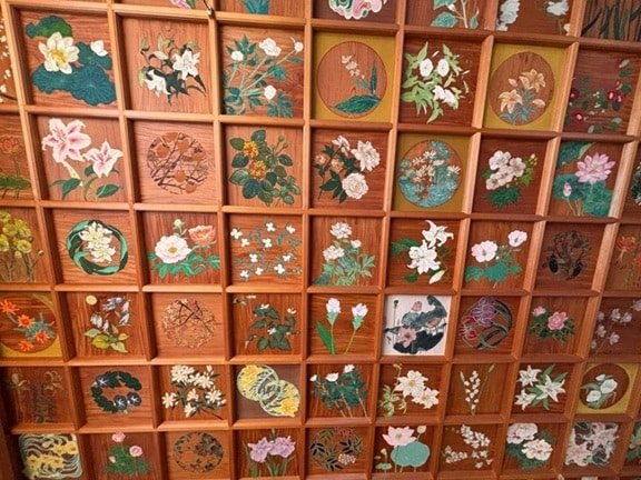 色とりどりの美しい花が描かれた花天井