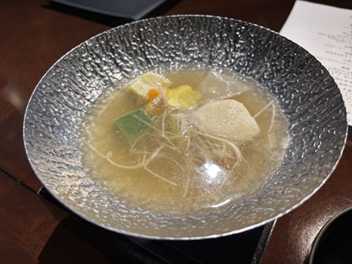 大きな丸い大皿のふかひれスープ