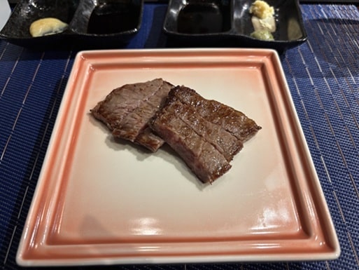 焼きたてのミニステーキ