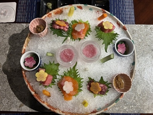 丸い大皿に盛りつけられた御造り