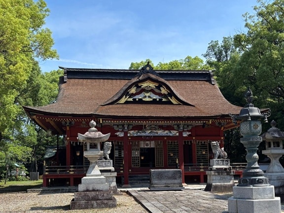 茅葺屋根が美しい伊賀八幡宮の拝殿と狛犬、石灯篭