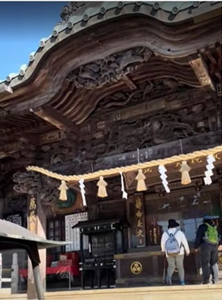 木造の本堂としめ縄