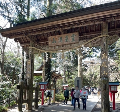 鳥居の形をした浄心門と霊気満山の文字
