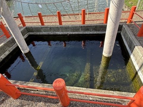 忍潮井の澄んだ水に中の甕が見える幸運の霊泉