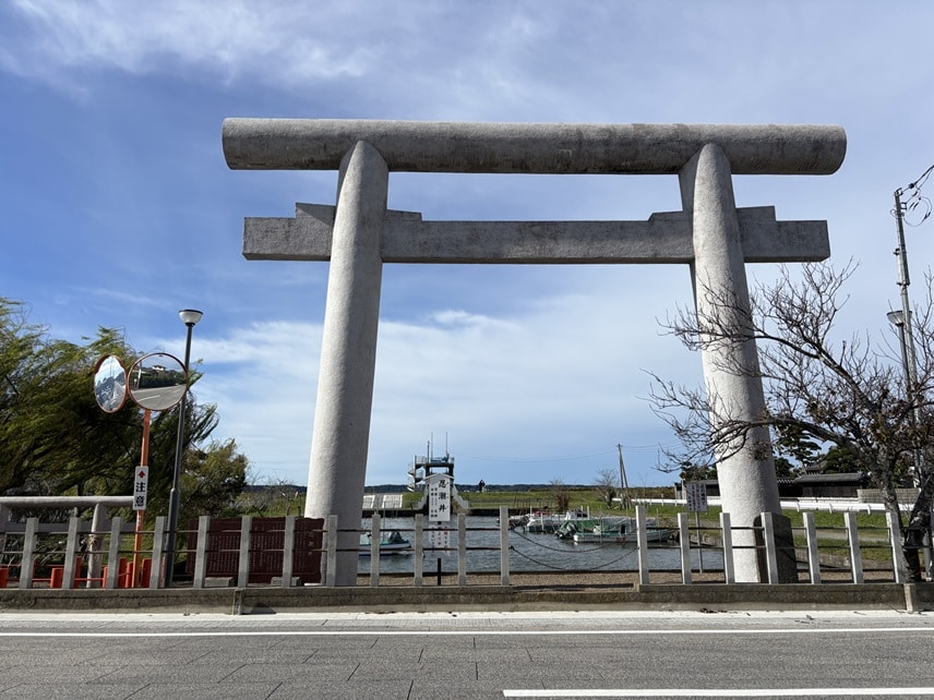 息栖神社の一の鳥居。鳥居の足元に三大霊泉・忍潮井が湧くパワースポット