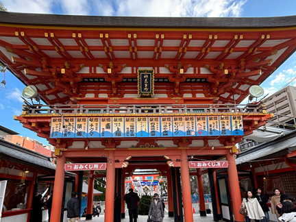 生田神社の楼門。年末には信念を迎える準備が進む。