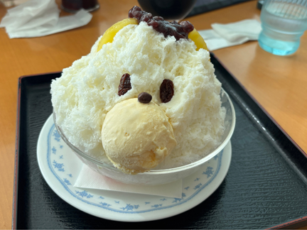 鹿児島空港で食べた名物スイーツ『しろくま』。ふわふわのかき氷に練乳、あずき、レーズン、黄桃、バニラアイスがのった人気デザート