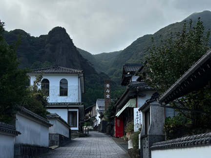 大川内山の窯元通り|31軒の窯元が並ぶ静かな石畳の通り