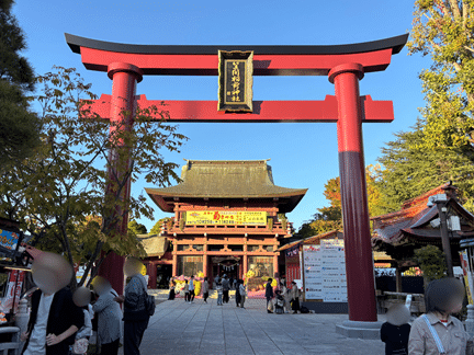 笠間稲荷神社の鳥居とその先に見える楼門