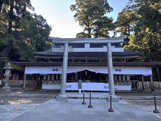 鹿島神宮の拝殿。楼門をくぐって右手側に位置し、拝殿前には鳥居が立つ独特の配置が特徴