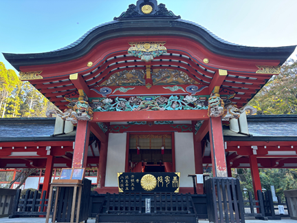 霧島神宮の拝殿の極彩色装飾。鮮やかな朱色と細やかな彫刻が美しい社殿。