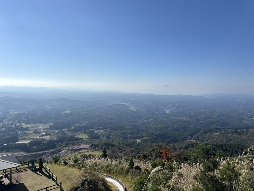 霧島神話の里公園の山頂から見渡す、雄大な霧島連山と広がるパノラマ絶景。遊覧リフトで上がった先に広がる大自然の風景。