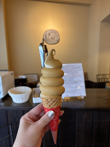 金の湯前のカフェで食べたソフトクリーム