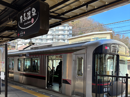 有馬温泉駅に到着する神戸電鉄の電車