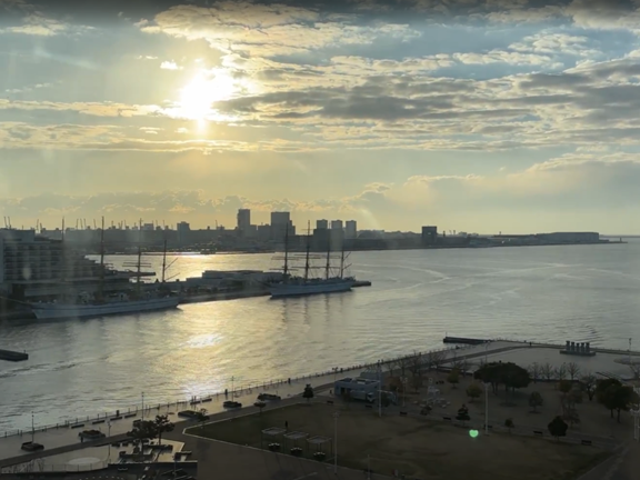 ホテルオークラ神戸の客室から見える朝日と神戸の海