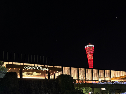 神戸ポートタワーを背景にしたホテルオークラ神戸の外観